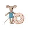 Souris Maileg Petite Sœur avec bouée à pois rouges – jouet textile 11 cm