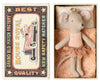 Souris princesse Maileg – Petite sœur en tissu avec couronne dorée et robe tutu rose, couchée dans une boîte d’allumettes vintage avec literie douce et imprimée.