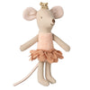 Souris princesse Maileg – Petite sœur en tissu avec couronne dorée et robe tutu rose, couchée dans une boîte d’allumettes vintage avec literie douce et imprimée.