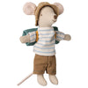 Charmante poupée Maileg Souris Randonnée Grand Frère, prête pour l'aventure avec son short en lin, son t-shirt rayé, son chapeau de paille et son sac à dos matelassé. Conçue en coton et lin avec des détails soignés, cette petite souris vintage est idéale pour les jeux d'imagination et les collections Maileg. Son style intemporel et ses accessoires réalistes en font un compagnon de jeu tendre et attachant pour les enfants. Un cadeau parfait pour les amoureux des figurines miniatures et des univers féeriques.