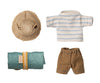 Charmante poupée Maileg Souris Randonnée Grand Frère, prête pour l'aventure avec son short en lin, son t-shirt rayé, son chapeau de paille et son sac à dos matelassé. Conçue en coton et lin avec des détails soignés, cette petite souris vintage est idéale pour les jeux d'imagination et les collections Maileg. Son style intemporel et ses accessoires réalistes en font un compagnon de jeu tendre et attachant pour les enfants. Un cadeau parfait pour les amoureux des figurines miniatures et des univers féeriques.