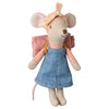 Adorable poupée Maileg Souris Randonnée Grande Sœur, vêtue d'une robe en jean, d'un bandana et d'un sac à dos matelassé pour partir à l'aventure. Cette jolie souris en tissu, au style vintage et aux finitions raffinées, est idéale pour compléter une collection Maileg et enrichir les jeux d'imagination des enfants. Conçue avec des matières douces et de haute qualité, elle est parfaite pour des heures d'histoires et d'exploration. Un cadeau tendre et poétique pour les amoureux des univers miniatures et féeriq