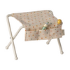 Table à langer blanc cassé pour bébés souris et lapins Maileg avec hochet et tube de crème.