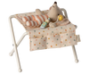Table à langer blanc cassé pour bébés souris et lapins Maileg avec hochet et tube de crème.