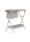 Table à langer Fleur Rosier pour poupées Konges Slojd avec étagère et housse fleurie bleue