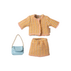 Maileg - Tenue pour Maman Souris en Tweed avec Sac Bleu 👜 | Habillez Maman Souris Maileg avec cet élégant ensemble en tweed comprenant une veste et une jupe assortie, accompagnées d'un petit sac bleu tendance 💙. Un vêtement miniature au style chic et raffiné, parfait pour enrichir l’univers Maileg et les jeux d’imagination des enfants