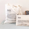 Tote bag "Mamie" de Family Impact Stories, sac en toile blanc avec une définition humoristique de la grand-mère : "Personne ayant une fâcheuse tendance à doubler les portions pendant les repas...". Pratique et original, parfait comme cadeau pour une mamie complice et gourmande.