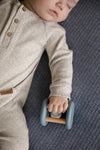 Hochet roulant en bois Little Dutch. Jouet d'éveil en bois pour bébé.